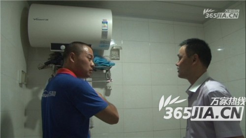 南宫(NG)体育售后正在为刘师傅讲解电热水器的安全使用规范
